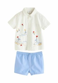 Chemise blanche à manches courtes avec broderie nautique et poche poitrine, associée à un short bleu clair avec une taille élastique.