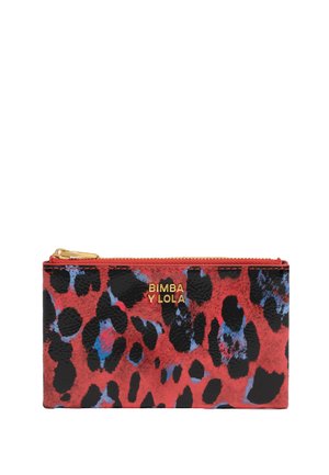 Cartera con estampado de leopardo en rojo y negro, hecha de material texturizado, presenta detalles del logotipo en dorado, con un cierre de cremallera suave.