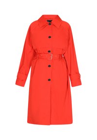 Rode trenchcoat gemaakt van soepel materiaal. Heeft een ceintuur in de taille, zwarte knopen, een grote kraag en lange mouwen met knoopmanchetten.