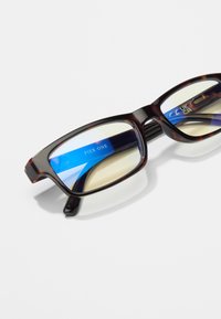 Ochelari tortoiseshell maroniu cu formă dreptunghiulară, lentile cu nuanțe de albastru și galben și textul "PIER ONE" pe brațul interior.