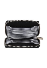 Schwarzes Reißverschluss-Portemonnaie mit silbernen Beschlägen, mit gestreiftem Innenfutter. Enthält mehrere Kartenfächer und ein geräumiges Fach für Scheine.