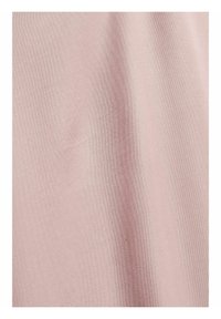 Miękki różowy materiał o subtelnej fakturze i delikatnych fałdach tworzących światłocienie i cieniowania.