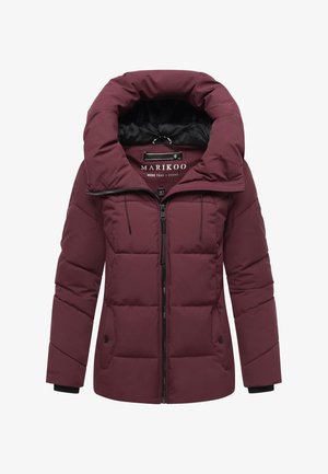 Burgundia paksu jope kõrge kraega, lukuga ees ja küljetaskutega. Omab musti aktsente ja nööridega kinnitatud paelu sobivuse kohandamiseks.