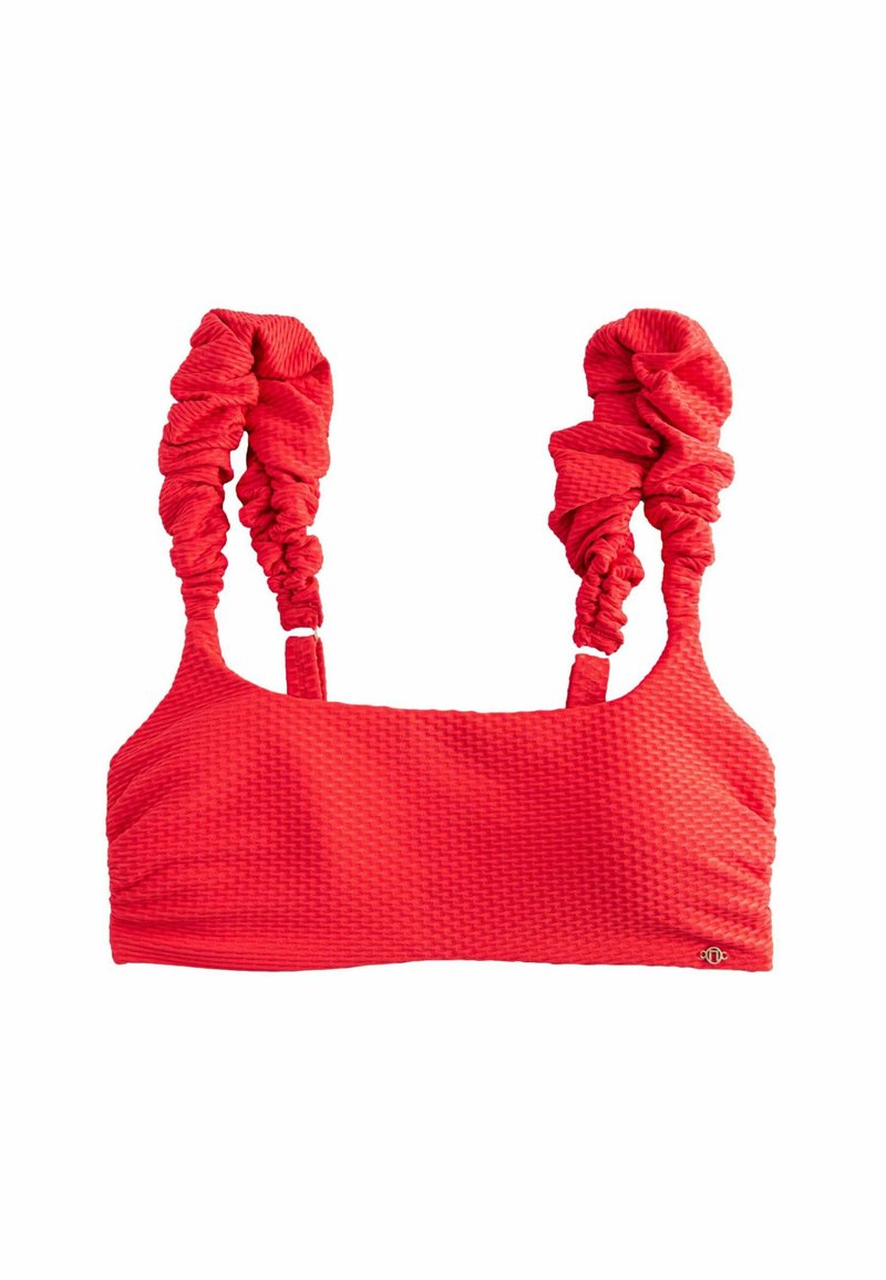 Top bikini rosso elasticizzato in tessuto testurizzato, con spalline arricciate e forma rettangolare solida. Accentato da un branding minimalista sul lato.