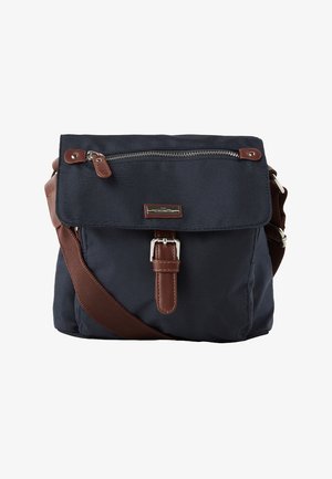 Borsa a tracolla in nylon blu navy con dettagli in pelle marrone, apertura superiore con zip e tracolla rimovibile. Presenta una tasca anteriore con chiusura magnetica.
