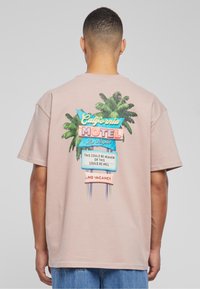Upscale by Mister Tee CALIFORNIA MOTEL  - T-Shirt print - duskrose