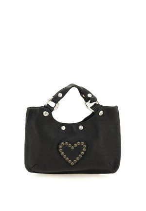 Borsa in pelle nera con manici corti, anello argento e dettagli con borchie, e una forma a cuore realizzata con borchie metalliche rotonde davanti.