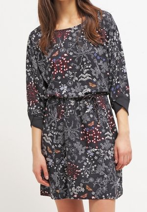 Schwarzes Kleid mit einem Blumenmuster in Rot, Weiß und Blau, drei Viertel Ärmel, elastische Taille und Bindendetail.