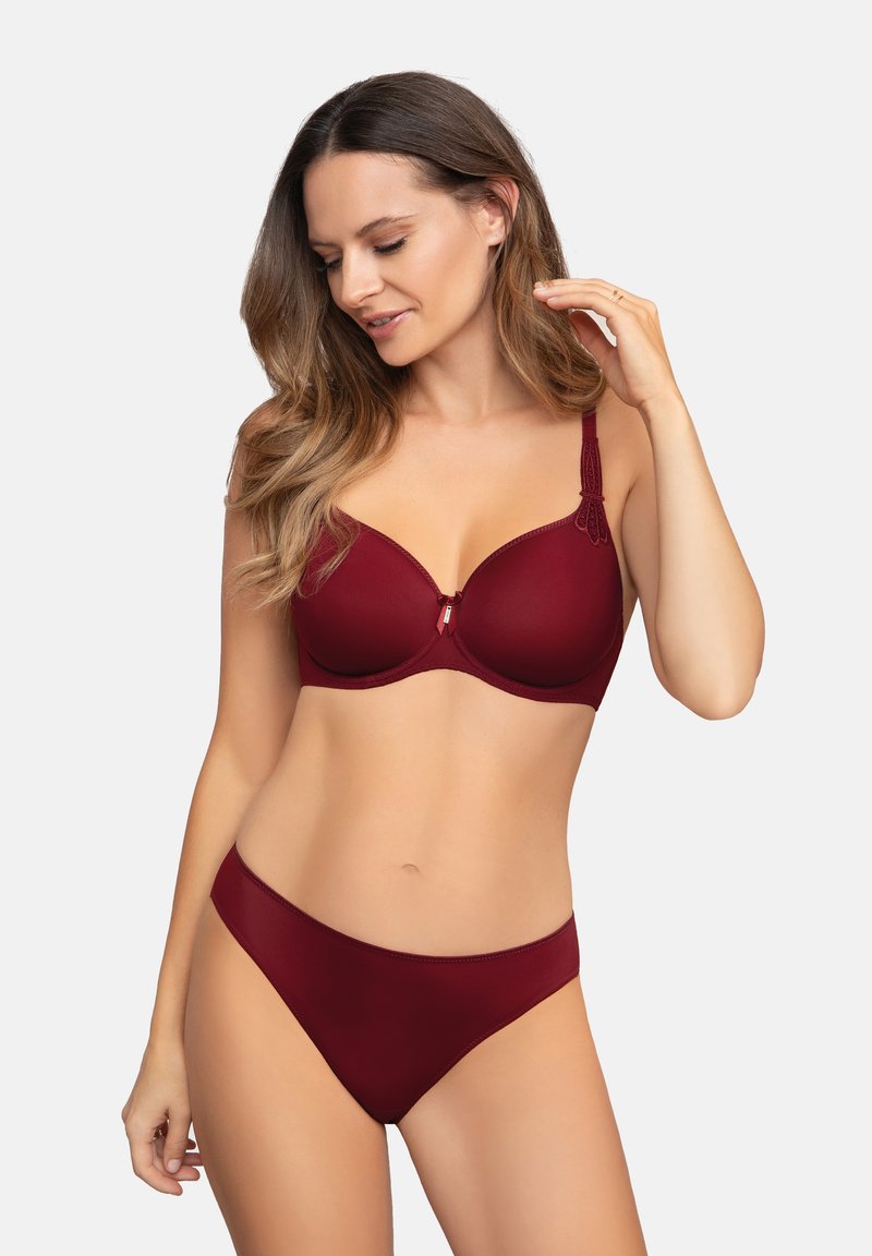 Reggiseno bordeaux con coppe lisce, dettagli in pizzo decorativo sulle spalline e slip a vita alta abbinato. Tessuto morbido, design senza cuciture.