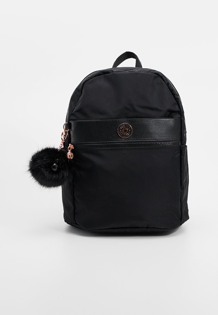 Zaino in nylon nero dalla forma arrotondata, con una striscia in pelle, una tasca con zip e un portachiavi a pompon nero staccabile.