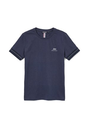 T-shirt bleu marine à manches courtes avec col rond, logo blanc sur la poitrine, et poignets bleu marine assortis avec des rayures blanches.