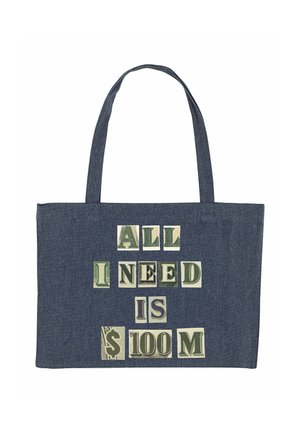 Sac en denim avec deux anses, comportant le texte imprimé « TOUT CE DONT J'AI BESOIN EST DE 100 $ M » en utilisant un mélange de design de monnaie et de lettres en gras.