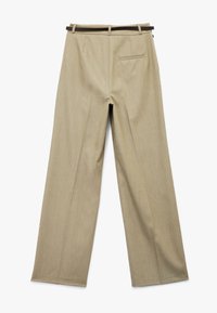 Beige op maat gemaakte broek met een wijde pijpdesign, voorzien van een bruine riem en een enkele achterzak. Geweven stof met verticale lijnen.