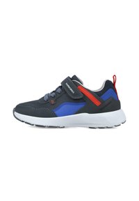 Zapatillas deportivas con upper de color gris oscuro, detalles en azul y acentos rojos. Cuenta con una correa de Velcro y paneles de malla texturizada. Suela blanca ligera.