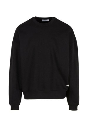 Must värvi sviiter, millel on ümar kaelus, langetatud õlad ja soonikkoes mansetid. Alumisel vasakul äärel on väike valge logo. Pehme materjali tekstuur.