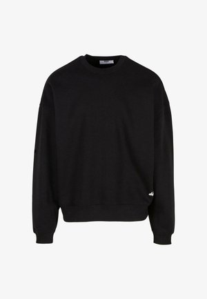 Must värvi sviiter, millel on ümar kaelus, langetatud õlad ja soonikkoes mansetid. Alumisel vasakul äärel on väike valge logo. Pehme materjali tekstuur.