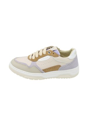 Sneaker low-top beige, marrone e lilla chiaro con suola bianca spessa e lacci beige, vista dal lato esterno.