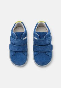 Blaue Wildlederschuhe für Kinder mit doppelten Klettverschlüssen, grauer Gummisohle, Mesh-Futter und gelben Akzenten an der Ferse.