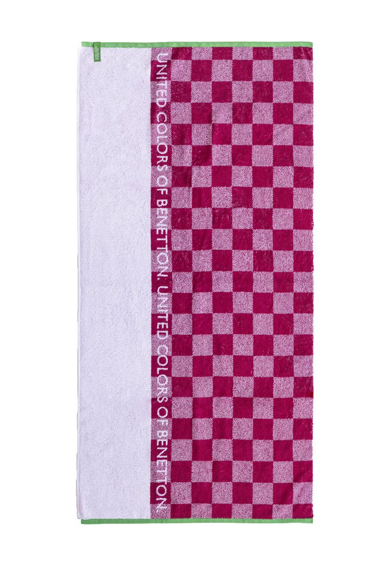 Serviette en peluche avec un motif à carreaux rose foncé et une section texturée blanche. Accent latéral en vert avec le texte "UNITE COLORS OF BENETTON".