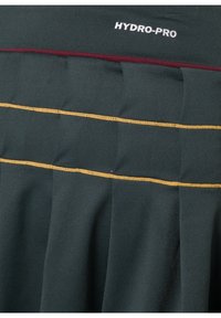 Gonna sportiva verde scuro con pieghe, con dettagli di cuciture a contrasto in bordeaux e oro. Logo "HYDRO-PRO" in vita.