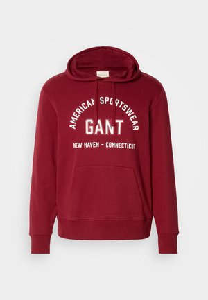 Burgunderfarbener Hoodie mit weißem Text, der "American Sportswear GANT" und "New Haven - Connecticut" liest, mit einer Fronttasche.