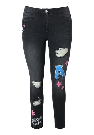 Jeans de mezclilla negra con parches desgastados, letra "A" de tela azul, gráfico de calavera y estrellas rosas en el muslo. Diseño ajustado, estilo clásico de cinco bolsillos.