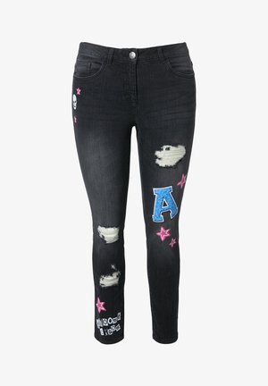 Jeans in denim nero con toppe sfilacciate, lettere "A" in tessuto blu, grafica di teschio e stelle rosa sulla coscia. Design aderente, stile classico a cinque tasche.