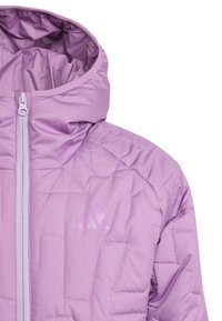 Doudoune légère violette avec capuche, fermeture éclair centrale et motifs géométriques délicatement cousus sur le tissu.