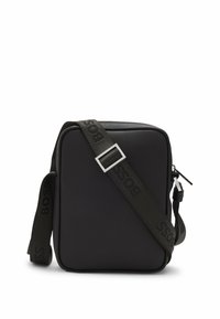 Svart axelväska med rektangulär form, tillverkad av texturerat material, med en silverfärgad spänne och en rem med "BOSS"-logotyp.