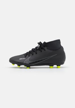 Crampon de soccer noir avec une tige texturée, doté d'un design haut au niveau de la cheville. Les crampons jaunes sur la semelle et les lacets noirs complètent l'apparence.