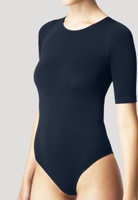Svart bodysuit med korta ärmar, tillverkad av glatt, stretchigt tyg. Har en rundad halsringning och figurformande design.