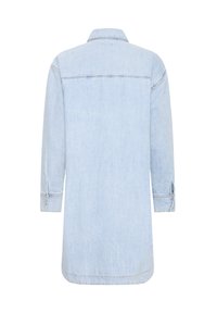 Robe-chemise en denim bleu clair avec manches longues, col et poignets boutonnés. Comprend un empiècement arrière et un ourlet arrondi. Texture lisse.