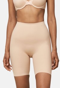 Beige shapewear shorts met hoge taille, gemaakt van gladde stretchstof, met een nauwsluitend ontwerp en een subtiel logo vlakbij de tailleband.