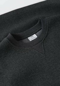 Dunkelgraues Sweatshirt mit Rundhalsausschnitt, strukturierter Stoff, gerippte Bündchen und einem Etikett im inneren Nackenbereich. Weich und bequem im Schnitt.