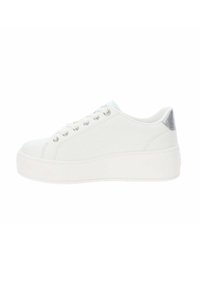 Zapatilla blanca con parte superior texturizada, puntera redonda, acento plateado en el talón y suela plana. Cuenta con seis ojetes metálicos para los cordones.