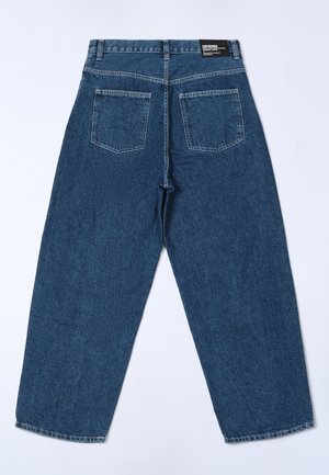 Mörkblå denimbyxor med lös passform, två bakfickor och sydda detaljer längs sömmarna. Klassisk femfickdesign.