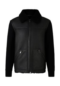 Zwarte leren bomberjack met een schapenvachtkraag, geribbelde gebreide mouwen en twee voorzakken met rits. Getextureerde zwarte accenten.