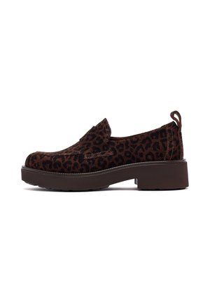 Scarpe slip-on con stampa leopardata marrone, upper in suede testurizzato, suola spessa marrone e linguetta posteriore per il richiamo. Design casual con punta arrotondata.