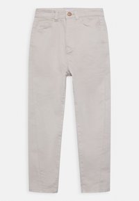 Pantalões de algodão bege claro com um design de perna reta, bolsos frontais, um único bolso traseiro e um botão de cobre na cintura.