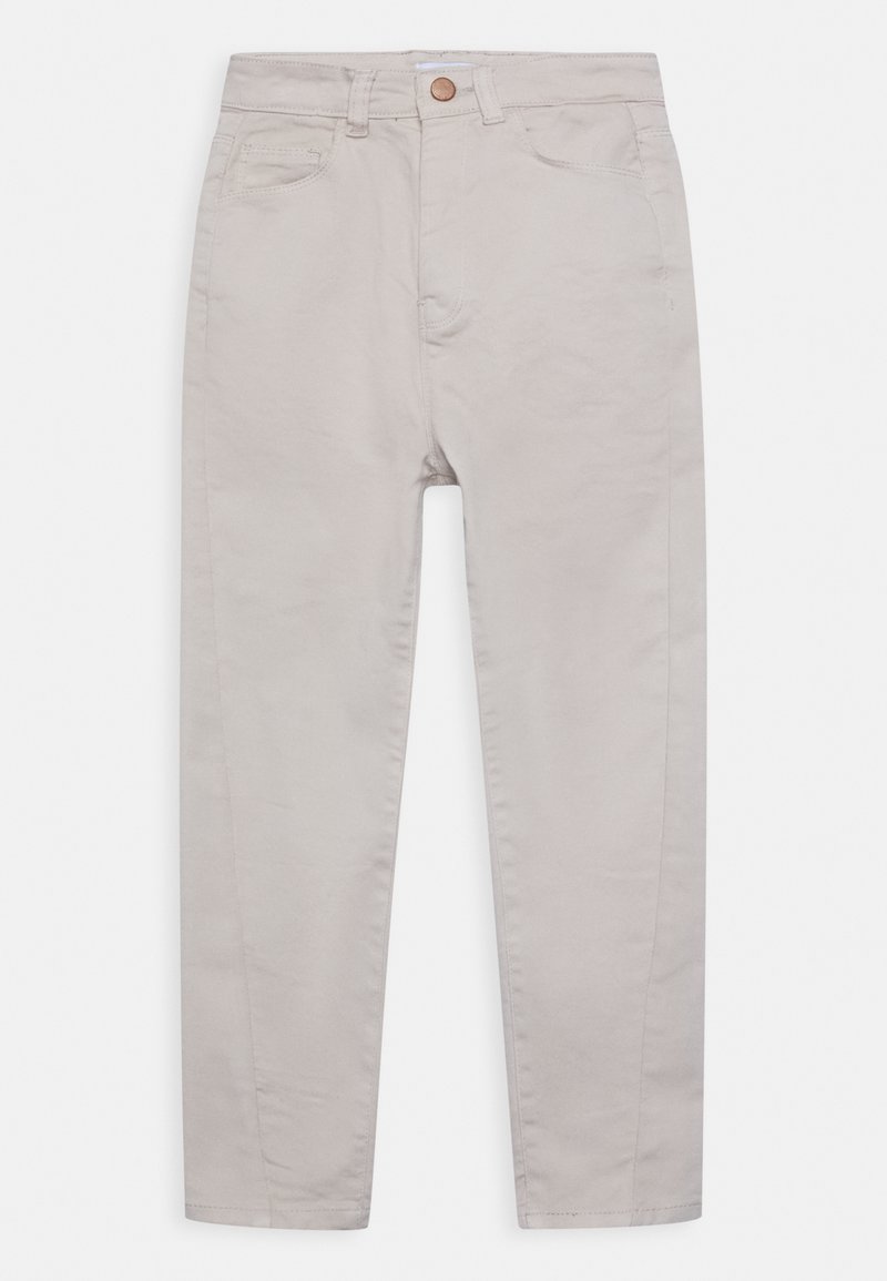 Pantalões de algodão bege claro com um design de perna reta, bolsos frontais, um único bolso traseiro e um botão de cobre na cintura.