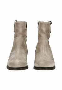 Ankle Boots aus Wildleder in Hellgrau mit glatter Oberfläche, mittlerer Höhe und einer Zuglasche an der Rückseite; ausgestattet mit sichtbaren Nähten und einem leichten Absatz.