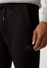 Antony Morato TROUSERS REGULAR FIT LOGOED METAL BADGE RUBBER PATCH - Tepláky - black