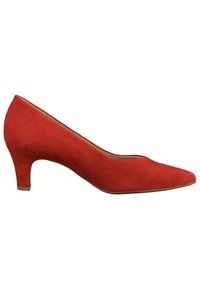 Pompe à talon haut en daim rouge avec un bout pointu, une texture lisse et un talon mince. La chaussure possède un design minimaliste sans ornements.