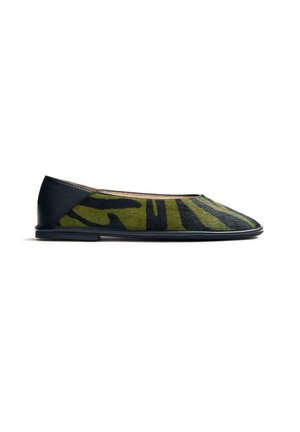 Scarpe basse verdi e nere a fantasia, realizzate in materiale morbido, con una forma bassa e punta arrotondata, caratterizzate da un elegante tacco nero.