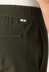 Samsøe Samsøe SMITHY TROUSERS  - Kalhoty - forest night