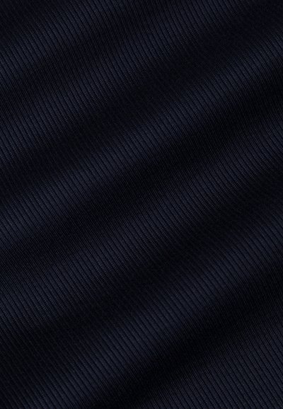 Stof cu nervuri de culoare bleumarin, având o suprafață texturată cu linii paralele, creând un model consistent pe întreaga material.