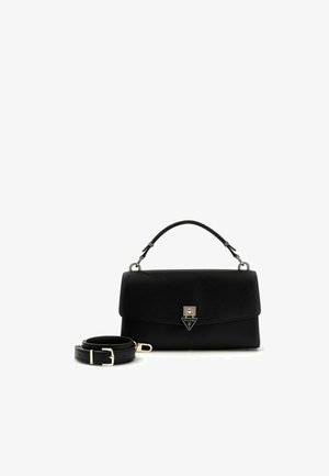 Sac à main en cuir noir texturé avec poignée supérieure, fermoir en argent arborant le logo Guess, et bandoulière amovible et réglable à côté du sac.