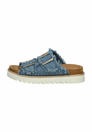 Les sandales à enfiler en denim présentent des bords effilochés, deux sangles à boucle, des accents en métal doré, et une semelle intérieure rembourrée marron sur une semelle extérieure en caoutchouc blanc.