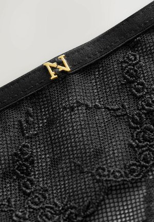 Zwarte kant lingerie met bloemborduursel, met een satijnen tailleband en een gouden "N" logo accent aan de bovenkant. Geweven en verfijnd ontwerp.