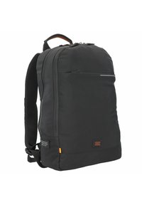 Sort rygsæk med polstrede stropper, frontlomme med lynlås og orange detalje. Har en glat overflade og en holdbar stofkonstruktion.